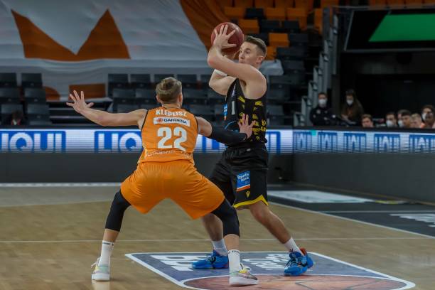 更是各方在 更是各方在