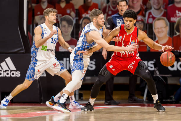 是球队中场 是球队中场